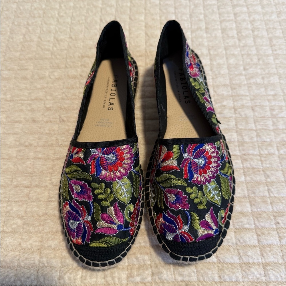 NEW Fabiolas Black Floral Embroidered Espadrille Flats Womens size 37 / 6.5